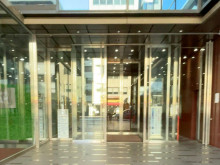 オフィスビル出入口