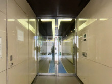 オフィスビル出入口