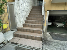 出入り口前の階段