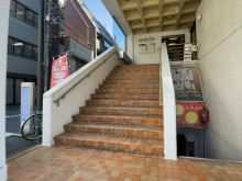 出入口前の階段