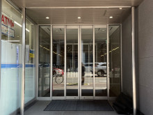 オフィスビル出入口