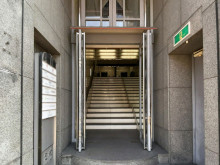 オフィスビル出入口