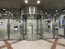 オフィスビル出入口