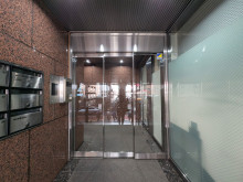 オフィスビル出入口