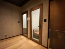 ラウンジ内の個室ブース