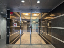 オフィスビル出入口