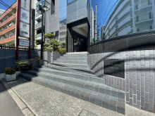 出入口前の階段