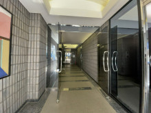 オフィスビル出入口