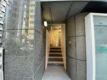 出入口前の階段