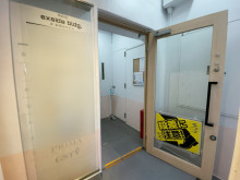 オフィスビル出入口