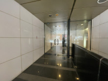 オフィスビル出入口