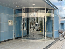 オフィスビル出入口