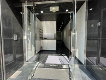 オフィスビル出入口