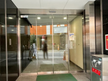 オフィスビル出入口