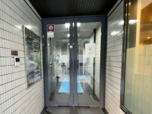 オフィスビル出入口