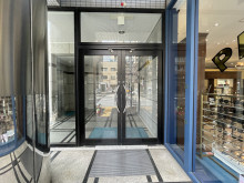 オフィスビル出入口