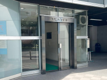 オフィスビル出入口