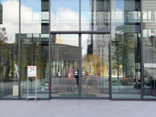 オフィスビル出入口