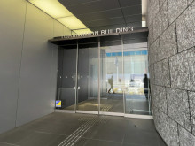 オフィスビル出入口