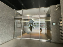 オフィスビル出入口