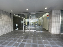 オフィスビル出入口