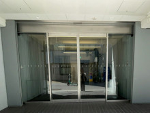 オフィスビル出入口