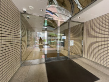 オフィスビル出入口