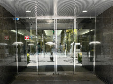 オフィスビル出入口