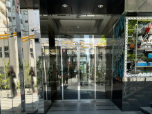 オフィスビル出入口