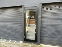 オフィスビル出入口