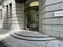 オフィスビル出入口