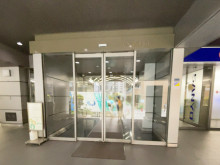 オフィスビル出入口