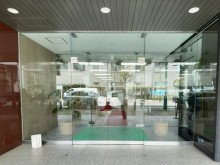 オフィスビル出入口