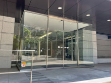 オフィスビル出入口