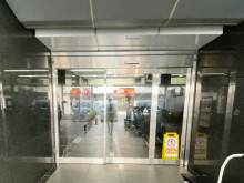 オフィスビル出入口