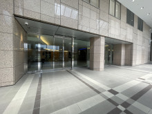 2階オフィスビル出入口