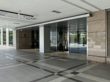 オフィスビル出入口