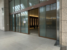 2階オフィスビル出入