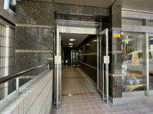 オフィスビル出入口