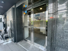 オフィスビル出入口