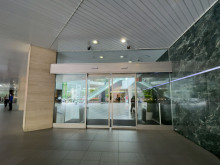 オフィスビル出入口