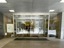 オフィスビル出入口