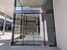 オフィスビル出入口