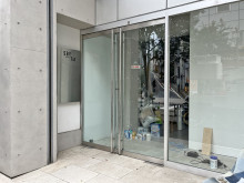 オフィスビル出入口