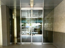 オフィスビル出入口