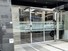 オフィスビル出入口