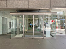 オフィスビル出入口