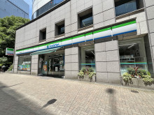 1階のファミリーマート 初台交差点前店