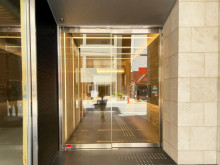 オフィスビル出入口