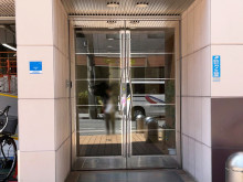 オフィスビル出入口